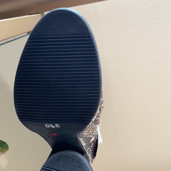 Blondo Waterproof snakeskin booties block Heel - Picture 3 of 9